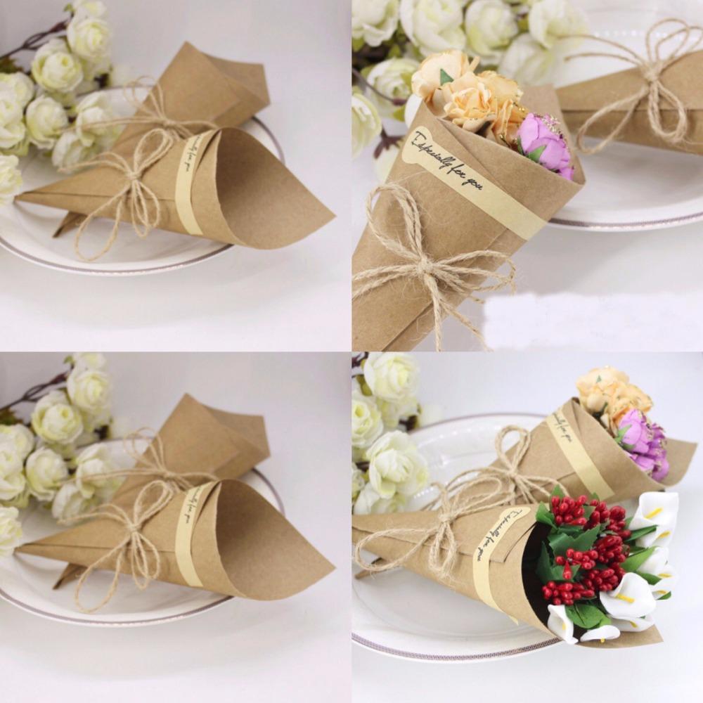 跟其它包装纸不一样的是牛皮纸在包装鲜花时显示出简约古朴大气的风格